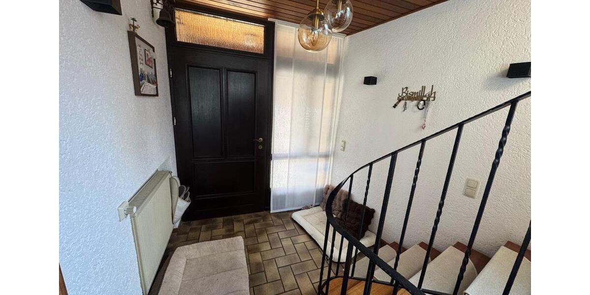 Etagenwohnung Erftstadt - 5 Zimmer, 159 m&sup2;, 1.550&euro; | Angebot:25751622