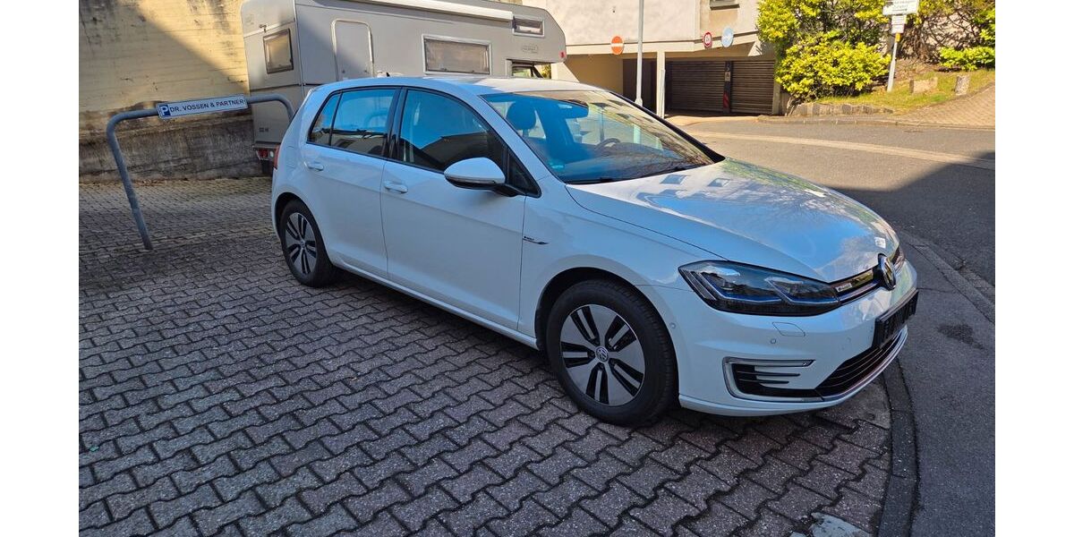 VW Golf 88.840 km 15.900 &euro; Aachen 52074