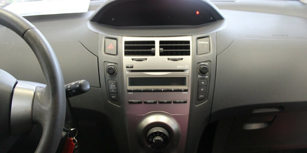 Toyota Yaris 1.3 VVT-i Cool+ 109.320 km 5.780 &euro; Euskirchen 53881