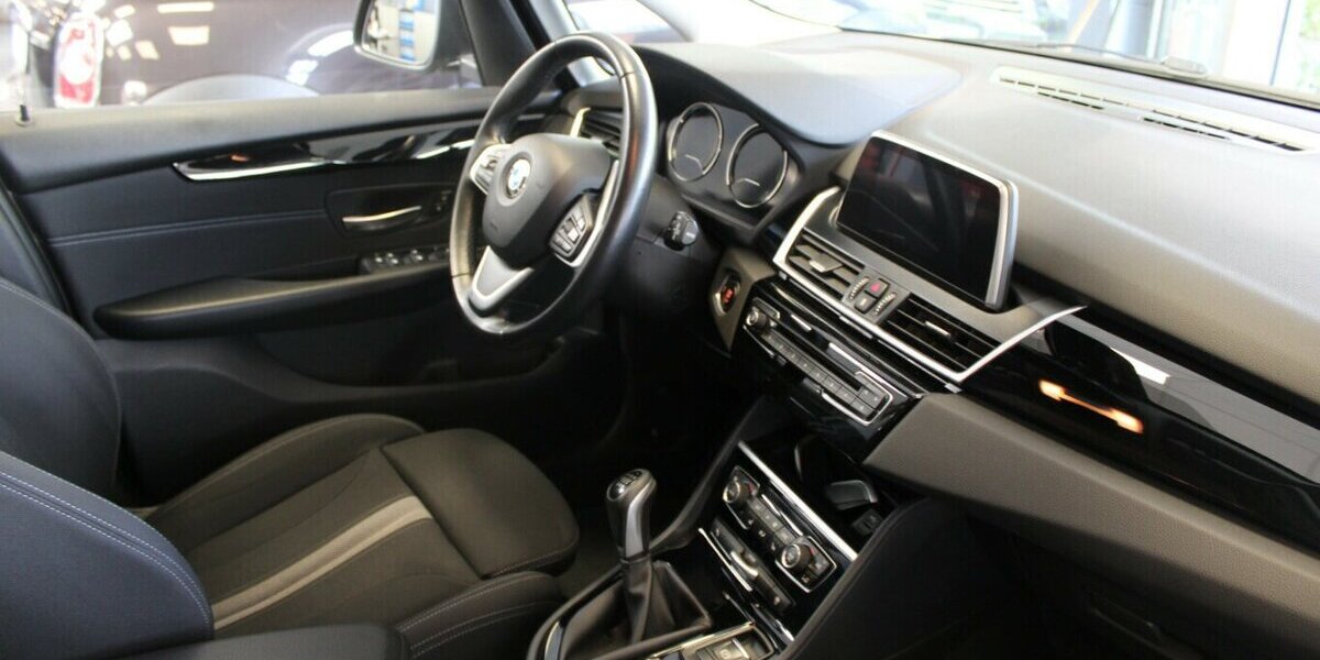 BMW 218 218i Gran Tourer Advantage - Navi - Kamera - 98.770 km 15.980 &euro; Euskirchen 53881