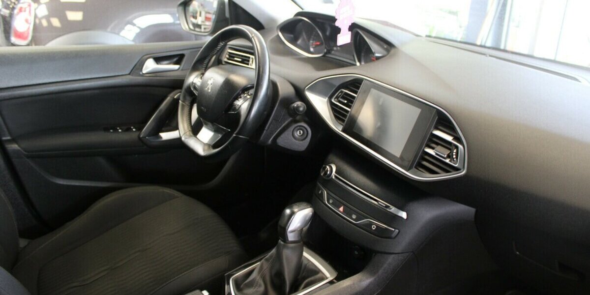 Peugeot 308 1.2 PureTech 110 Active - AHK - 71.312 km 9.980 &euro; Euskirchen 53881