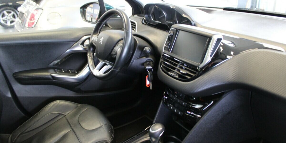 Peugeot 2008 PureTech 110 GPF EA T6 Allure 119.082 km 10.780 &euro; Euskirchen 53881